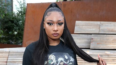 Megan thee stallion let her natural hair breath and rocked her curls under her kangol. Megan Thee Stallion Shared a Rare Pic of Her Natural Curls | Teen Vogue