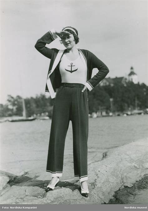 1931 Modell i linne byxor jacka pumps och mössa i marin stil vid