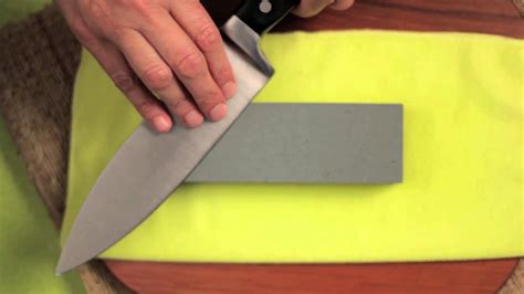 Este segundo video muestra cómo afilar un cuchillo para carnicero y cómo afilarlo para esculpir madera. Larousse Cocina - Cómo afilar un cuchillo - YouTube