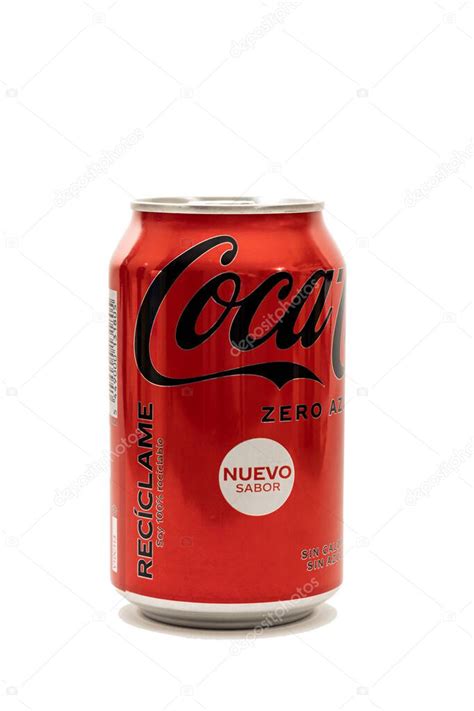 Tiro Vertical De Una Lata Roja Con Letras Negras De Coca Cola Cero De