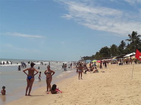 Calor intenso leva banhistas às praias neste domingo Siga a Notícia