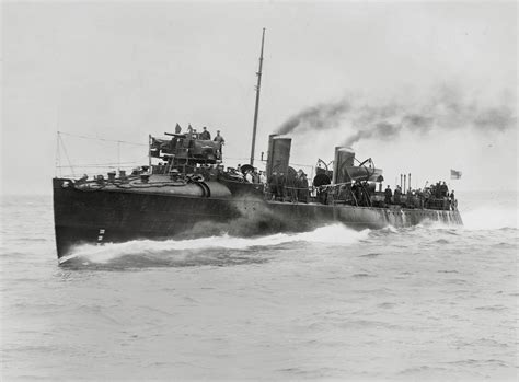 D Class Torpedo Boat Destroyer Hms Fame At Speed 4523 × 3335 R