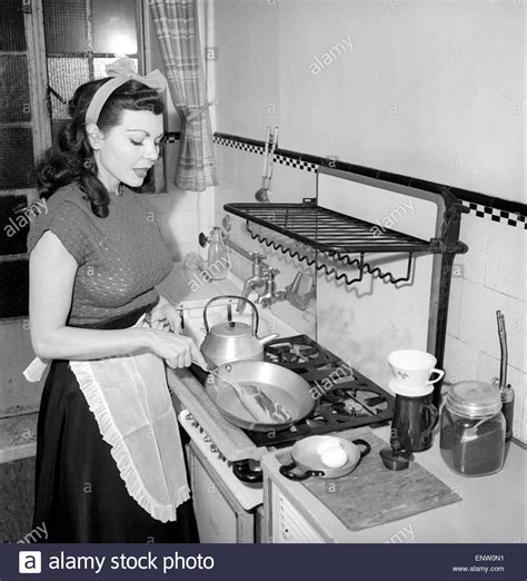 Eine Hausfrau Kochen In Der Küche 1957 Stockfotografie Alamy