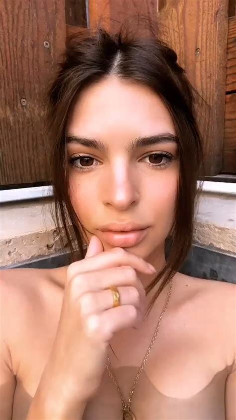 Model Emily Ratajkowski Nude Tits Pussy Selfies While Bathing