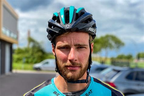 Onder zijn kin hingen microfoons, smachtend naar zijn woorden. Jan-Willem van Schip over trainen, banden en sneller ...