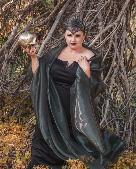 I used the prototype pics of the evil queen pf from sideshow as a basis for my patterns and color choices when. DIY Evil Queen Costume - Plus Size Halloween - The Huntswoman