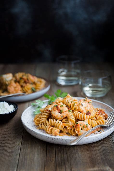 Add seasoning, basil and sour cream and combine. Pasta with Shrimp and Feta in Tomato Cream Sauce | Recept