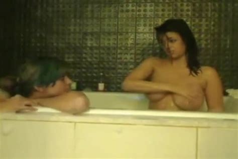 zwei mädchen haben spaß in der badewanne xhamster
