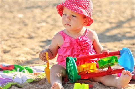 niña en la playa fotografía de stock © reanas 37239017 depositphotos