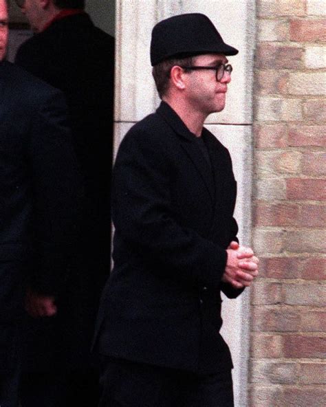 𝙒𝙞𝙠𝙩𝙤𝙧𝙞𝙖 no instagram “elton at freddie mercury funeral at west london crematorium 27