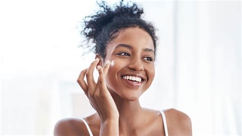 In order to get the most comprehensive sun protection possible, you must use a sunblock or sunscreen that offers. Should You Apply Sunscreen Before or After Moisturizer ...