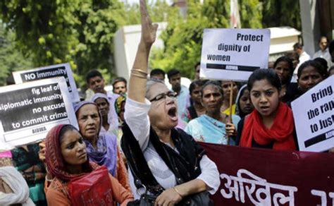 miles de mujeres protestan en india contra la violencia sexual
