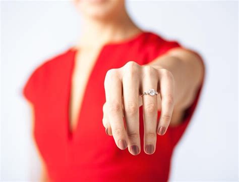 Imagen De Mujer Mostrando Anillo De Bodas En Su Mano Foto Premium