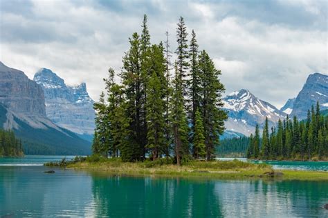 Premium Photo Canada Forest Landscape Of Spirit Island With Big