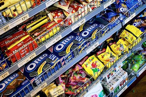 Se praten med bent høie her! Høie vil ha godteriet bort fra kassaområdene