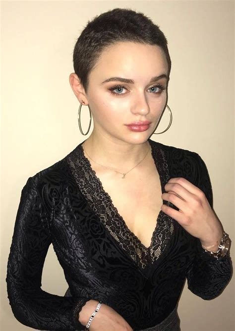 Her look has remained versatile, sometimes worn spiky and severe. Pin de Nathan C em joey king | Charlote