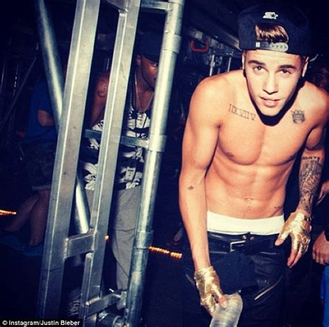Justin Bieber Shows Off His Six Pack