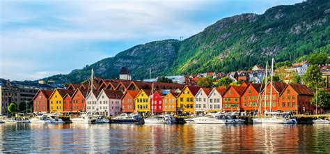 De gemeente heeft 271.949 inwoners (2014). Bergen, Norway. View of historical buildings in Bryggen ...