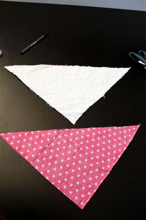L'avantage du foulard c'est qu'il convient à toutes les femmes et en toute saison. DIY: bandana anti bavouilles! | Projets de couture, Tuto ...