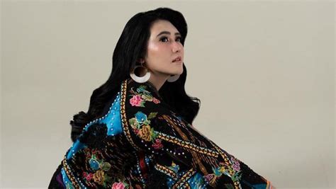 Pada setiap lirik lagu ini menggunakan perumpaan sehingga bisa dianalisis dengan teori semitika ferdinand de saussure. Keluar Zona Nyaman, Via Vallen Nyanyi Lagu Pop di ...