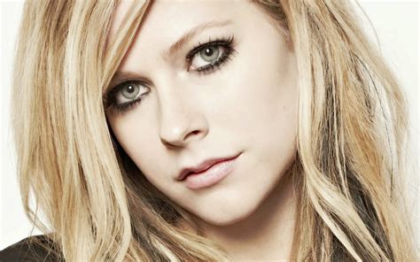 Avril Lavigne The Smokey Eye Makeup Wallpapers Collection