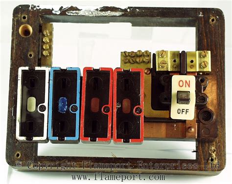 Wylex Standard 4 Way Fusebox With Brown Wooden Frame