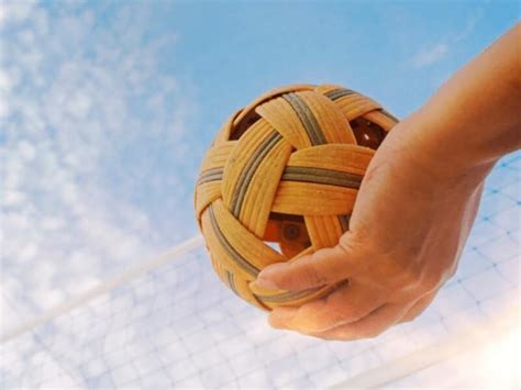 Bola sepak takraw mempunyai bentuk yang bulat dan terbuat dari bahan rotan atau plastik sintetis (synthetic fibre). Sejarah Sepak Takraw Dunia Beserta Perkembangannya Lengkap