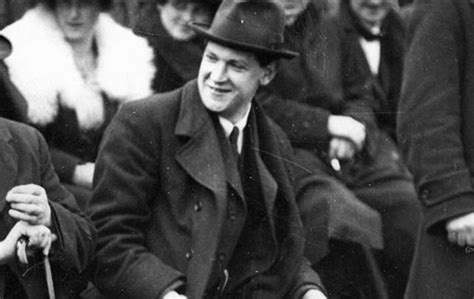 Michael collins drehte währenddessen in der kommandokapsel. Michael Collins is not republican royalty in Eoghan ...