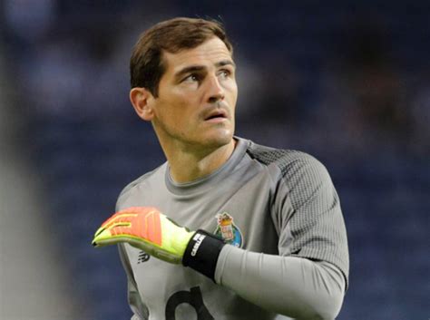 Goalkeeper football, futboll, sport, sports equipment, jersey png. Por fraude fiscal, registran casa de Iker Casillas ...