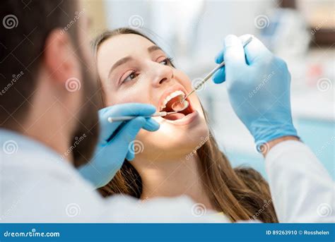 Dentista Que Verifica Os Dentes Pacientes Foto De Stock Imagem De