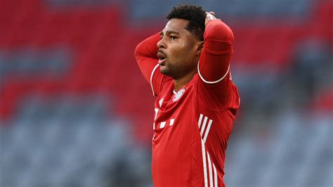 Serge gnabry, 26, aus deutschland fc bayern münchen, seit 2017 rechtsaußen marktwert: Serge Gnabry: Bayern star tests positive for coronavirus ...