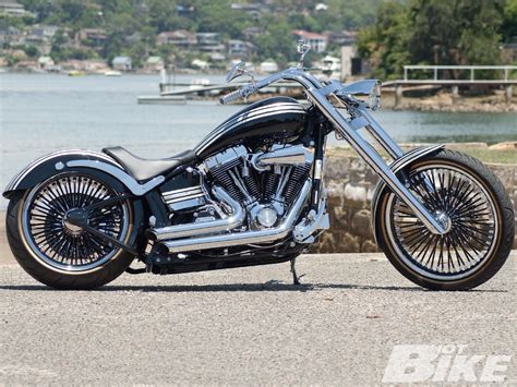 The engine produces a maximum peak output power of and. Harley-Davidson Harley-Davidson Softail Custom - Moto ...