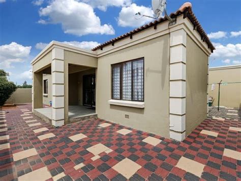 3 Bedroom Townhouse For Sale In Terenure Remax Of Southern Africa