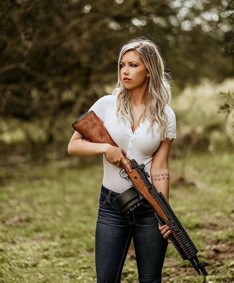 銃を持つトップレスの女性 高カリフォルニア