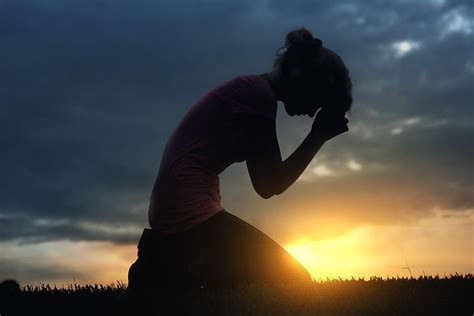 A Woman Prays On Her Knees At Sunset Mensajes Cristianos Mujer Orando Cristianos