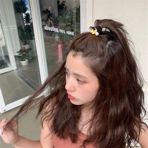 Hairstylist to the stars bryce scarlett explains how he adds depth and dimension to an everyday ponytail. How To Make A Ponytail Look Good In 5 Simple Ways ...