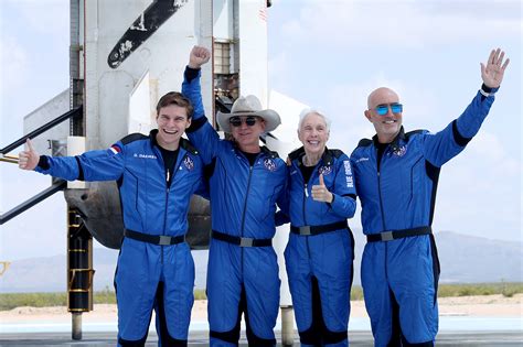 Jeff Bezos Complained Blue Origin Spacesuit Didnt Fit His Crotch Report
