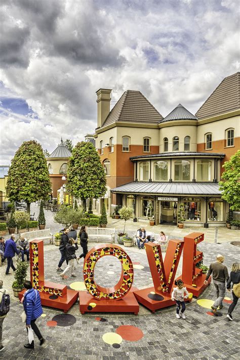 If you wish to pray or contemplate amazing architecture, 1 places of worship await you. Vaderdag • Maasmechelen Village