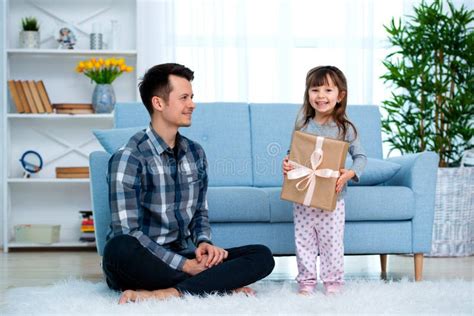 Padre E Hija O Hermano Y Hermana Con Un Regalo Dentro Del Cuarto