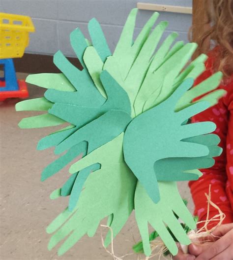 Palm sunday is the day when jesus rode into town on the back of a donkey and the locals your children will benefit from these palm sunday craft ideas as they help develop fine motor skills. Palm Branch Craft For Kids - Floss Papers