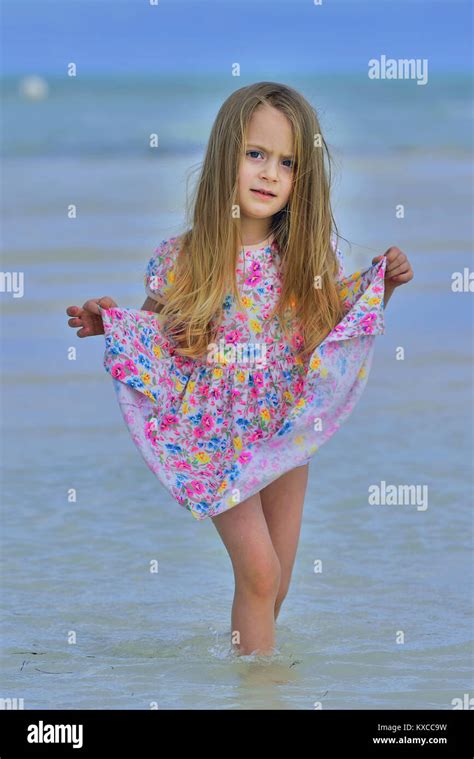 Chica A La Orilla Del Mar Fotografías E Imágenes De Alta Resolución Alamy