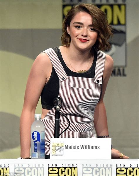 Game Of Thrones Maisie Williams Wears 90s Dungarees For Comic Cons