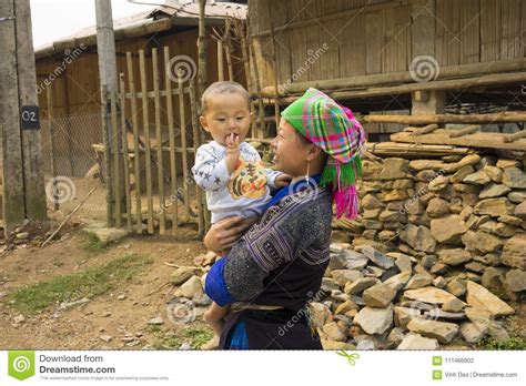 yen-bai,-vietnam-apr-12,-2014-portrait-of-unidentified-hmong-mother