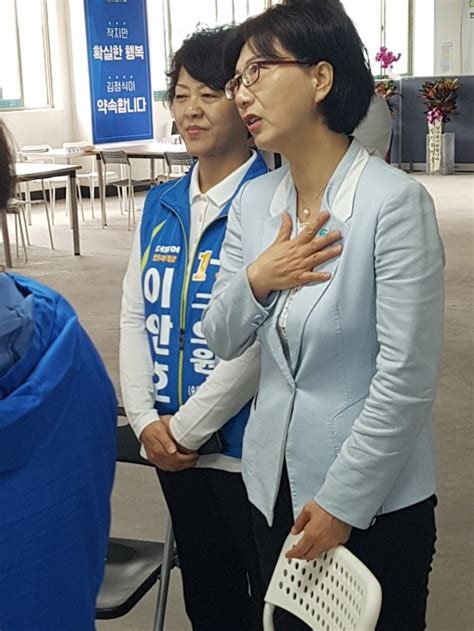 한겨레 더불어민주당 당대표 경선에 출마한 홍영표(왼쪽부터), 송영길, 우원식 후보가 지난 27일 서울 여의도 <한국방송>(kbs)에서 열린 더불어민주당 당 대표 후보자 토론회에서 함께 손을 잡고. 송영길 의원 부인 남영신 여사 격려 방문, 큰 힘 됩니다. : 네이버 ...