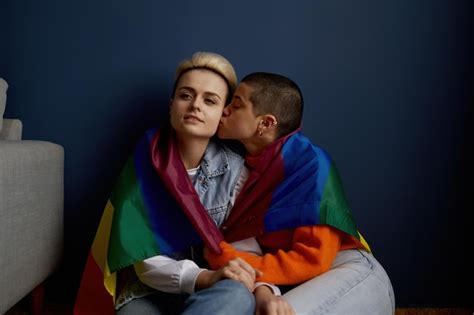 Joven Lesbiana Besando Novia Mostrando Amor Relación Lgbt Foto Premium
