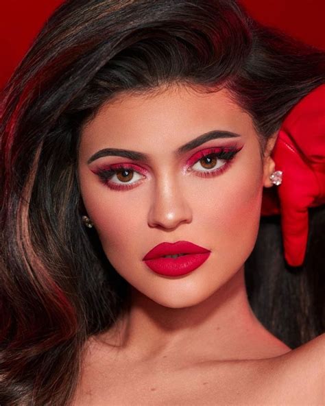 Kylie Jenner Kylie Cosmetics Holiday 2019 Campaign Fashion Gone Rogue Estilo Kylie Jenner