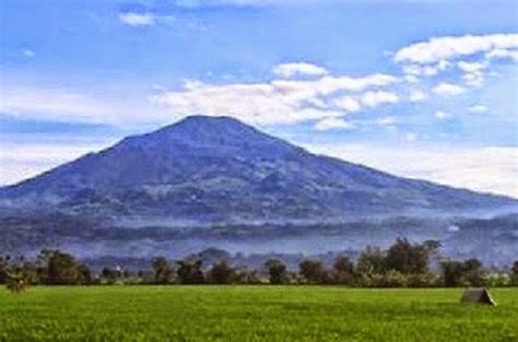 Namun bagi kamu yang ingin melakukan pendakian ke gunung yang belum begitu ramai bisa mencoba gunung ciremai. Gambar Mitos Gunung Ciremai Tvsoax Gambar Cireme di ...