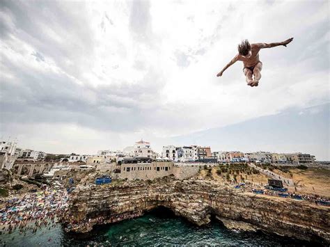 15 Sickest Moments From The 2017 Red Bull Cliff Diving World Series In Italy Linkcrwd