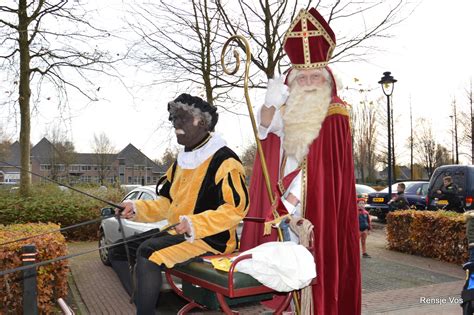 Sinterklaas Trekt Door Staphorst Staand Op Een Ponykar
