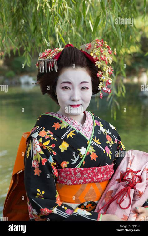 individual japan asia kyoto outdoor colourful costume geisha no model release girl